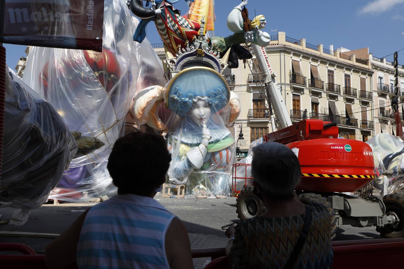 La lluvia acecha la plantà de las fallas. Muchos artistas han decidido cubrir sus monumentos con plástico ante los avisos de precipitaciones activados para los próximos días, para proteger las piezas de cualquier imprevisto.