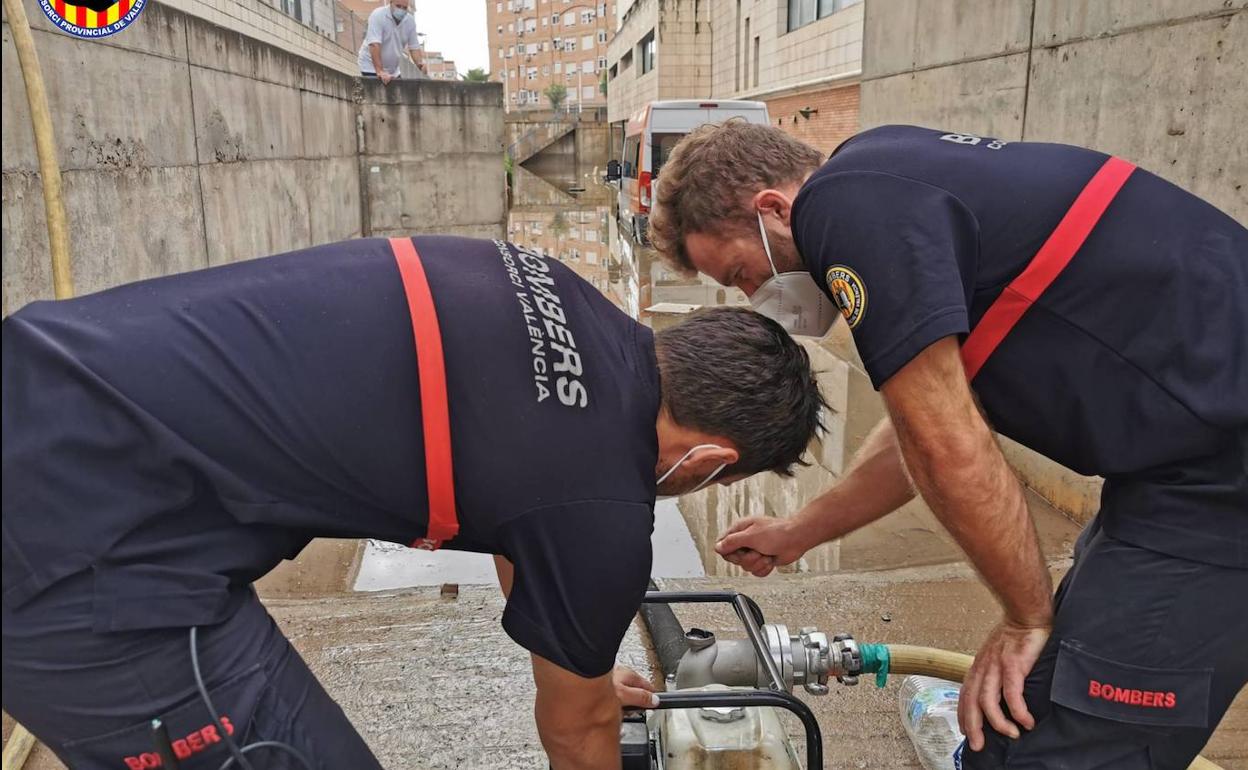 Continúan las labores de los bomberos en Sagunto y Canet.