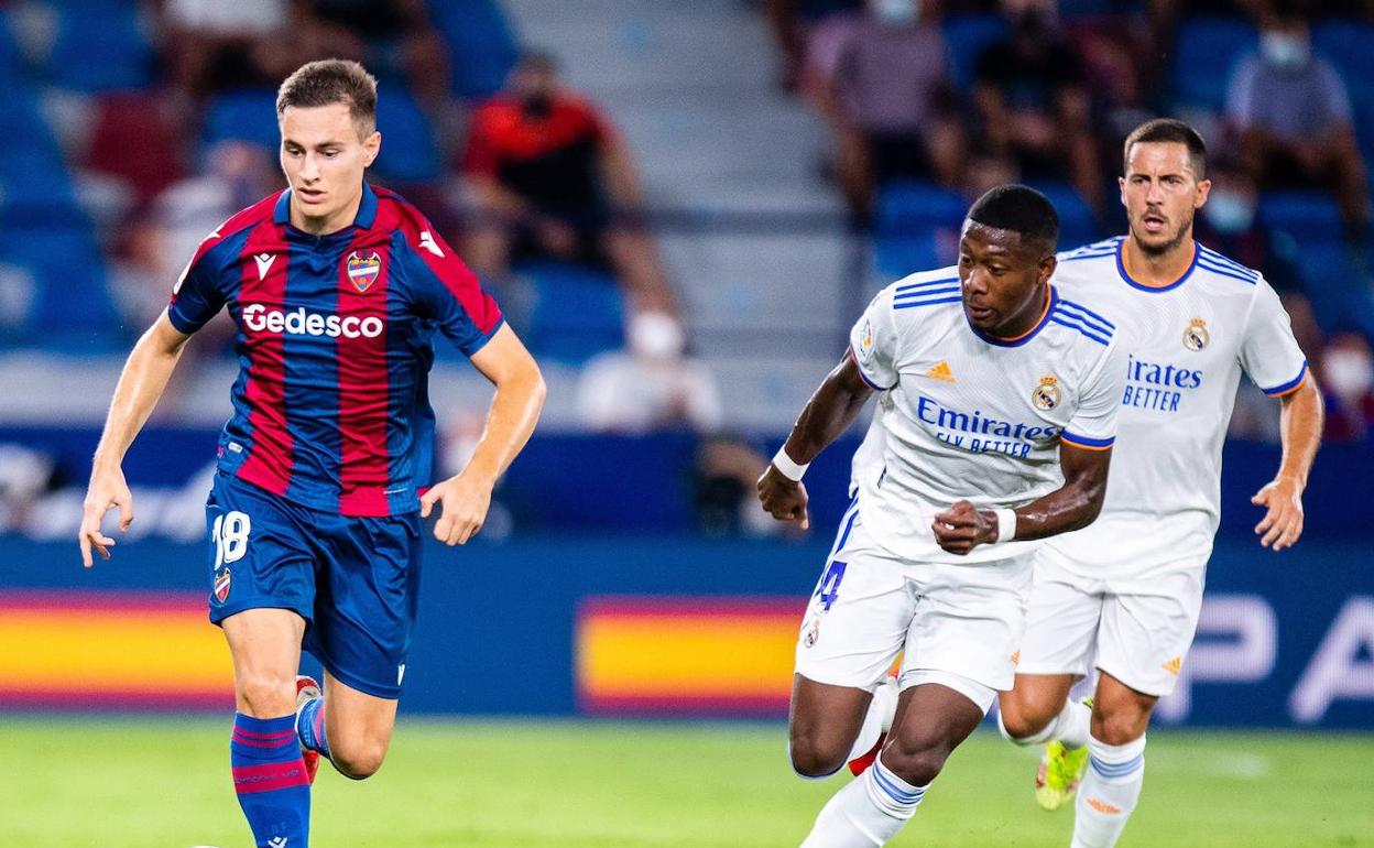 Jorge de Frutos supera a Alaba durante el partido contra el Real Madrid.