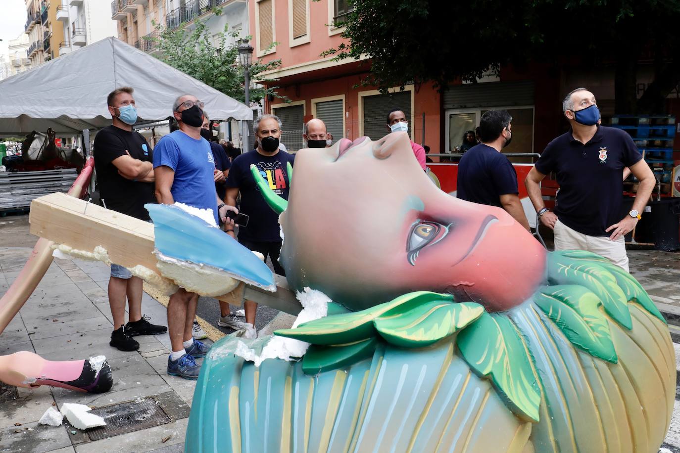 La tormenta que ha caído en Valencia ha derribado la cabeza de un ninot del cuerpo central de Sueca-Literato Azorínn y ha causado daños en varias piezas e la falla de Especial. 