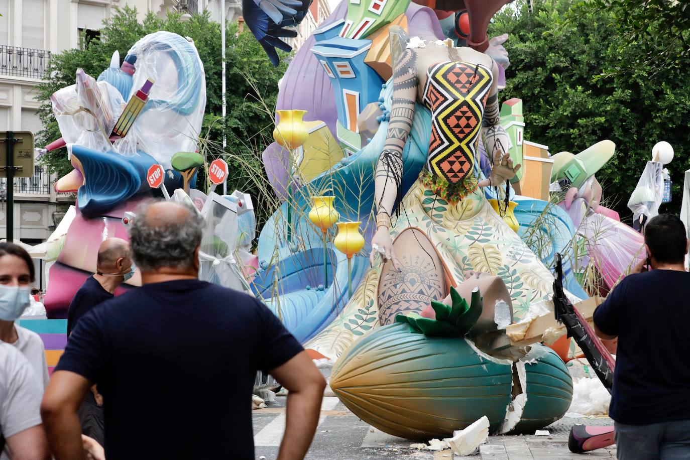 La tormenta que ha caído en Valencia ha derribado la cabeza de un ninot del cuerpo central de Sueca-Literato Azorínn y ha causado daños en varias piezas e la falla de Especial. 