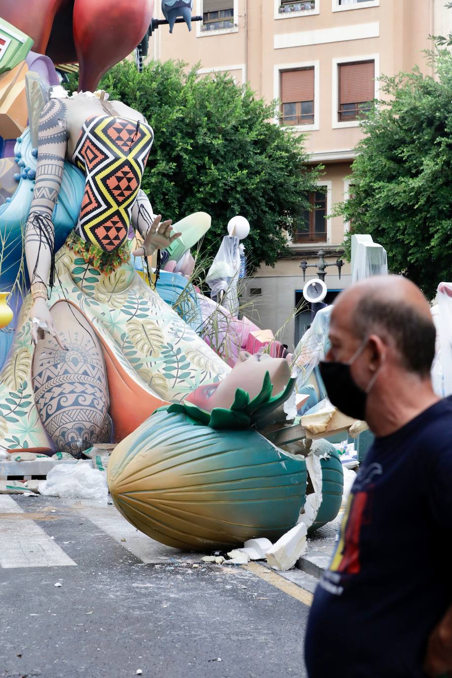 La tormenta que ha caído en Valencia ha derribado la cabeza de un ninot del cuerpo central de Sueca-Literato Azorínn y ha causado daños en varias piezas e la falla de Especial. 