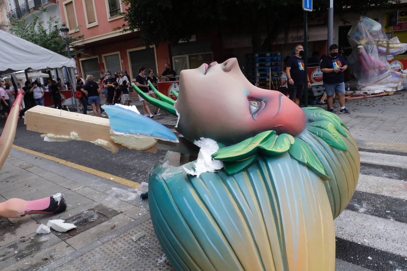 La tormenta que ha caído en Valencia ha derribado la cabeza de un ninot del cuerpo central de Sueca-Literato Azorínn y ha causado daños en varias piezas e la falla de Especial. 