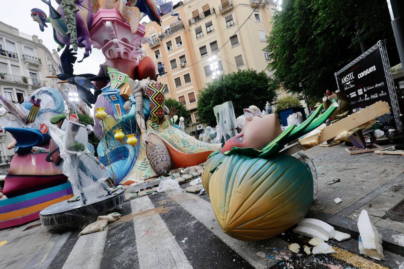 La tormenta que ha caído en Valencia ha derribado la cabeza de un ninot del cuerpo central de Sueca-Literato Azorínn y ha causado daños en varias piezas e la falla de Especial. 