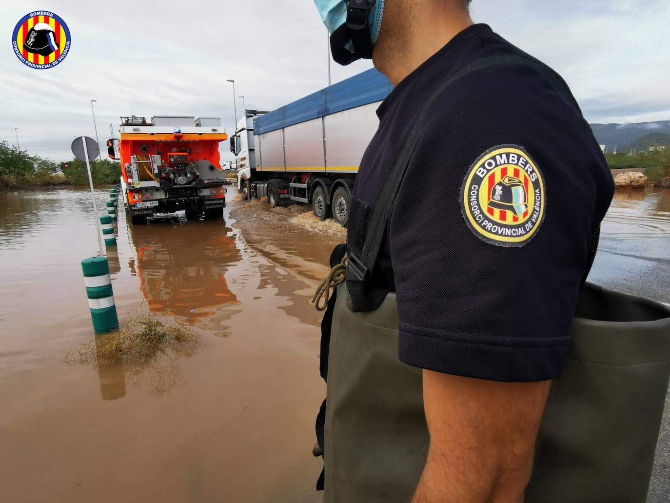 Los bomberos trabajan en la zona inundada en Sagunto.