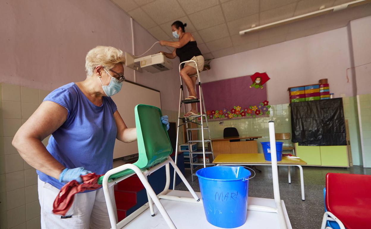 Trabajos de limpieza en el colegio Marni de Valencia de cara al inminente inicio de curso. 