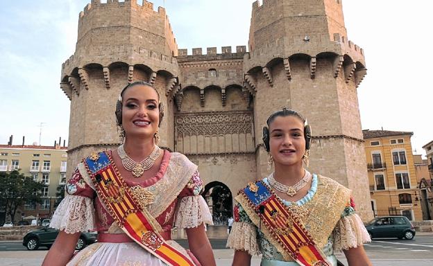 Consuelo Llobell y Carla García, falleras mayores de Valencia 2021.