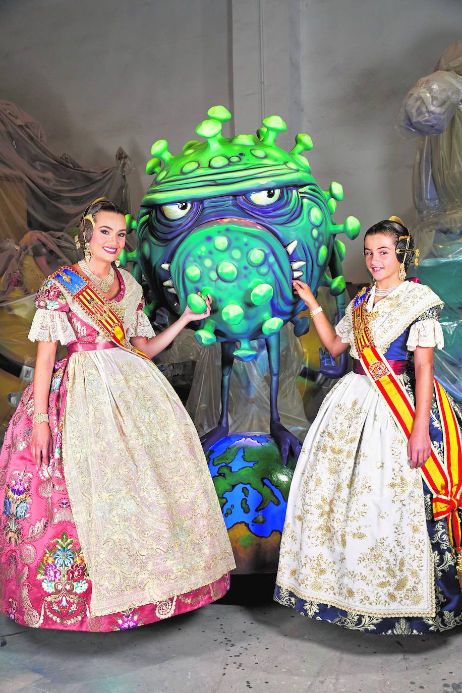 Los Santaeulalia han confeccionado para LAS PROVINCIAS un ninot que retrata al virus del Covid que paralizó las Fallas en pleno marzo de 2020. 