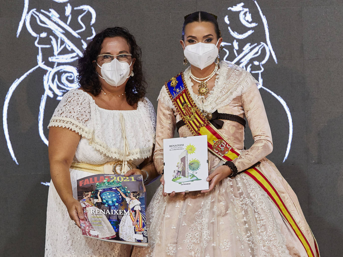 Carmen Llobell, fallera mayor de Valencia, con la lámina de Santaeulalia y la revista de Fallas de Las Provincias