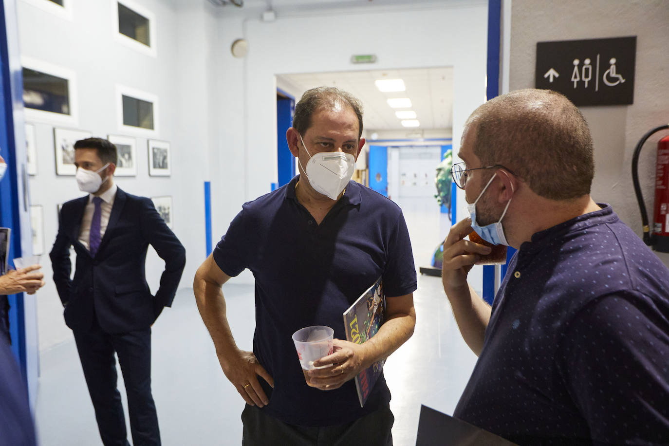 Ximo Berlanga, presidente de la Federación de Fallas de Especial Ingenio y Gracia conversa con José Nicola, presidente de la Federación de Fallas Experimentales e Innovadoras