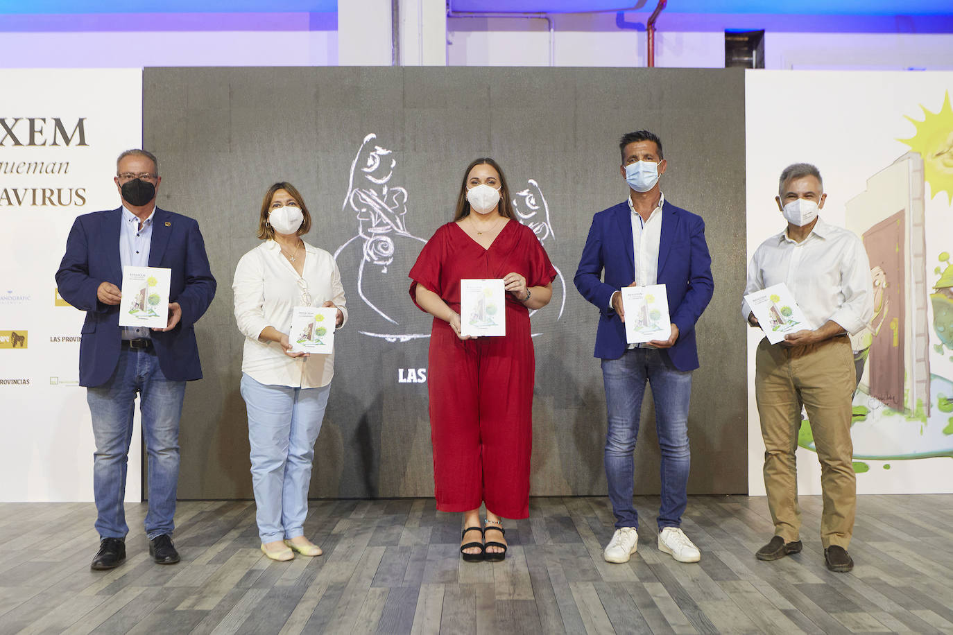 Guillermo Serrano, Maria José Lora, Irene Sancho, Jesús Castillo y Paco Pellicer, con la lámina de Las Provincias 