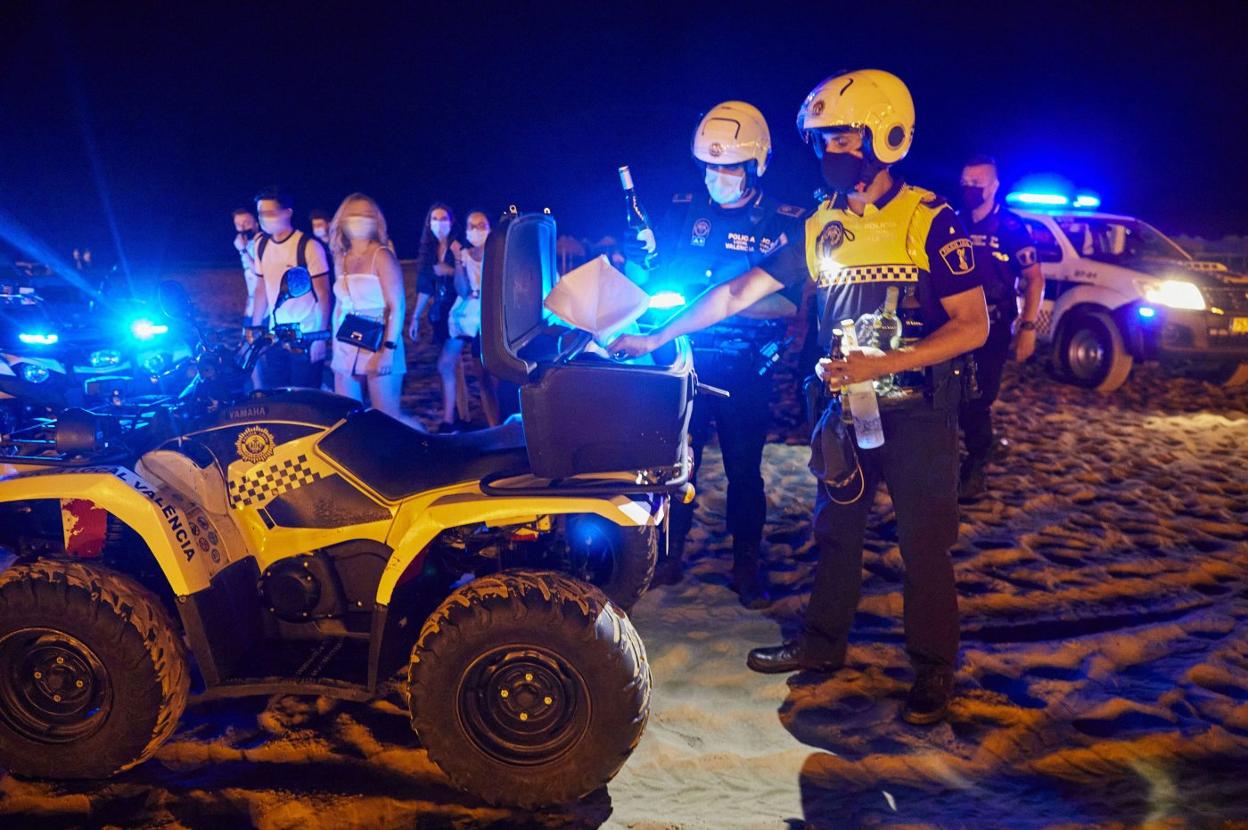 Varios agentes controlan el botellón en la playa. iván arlandis