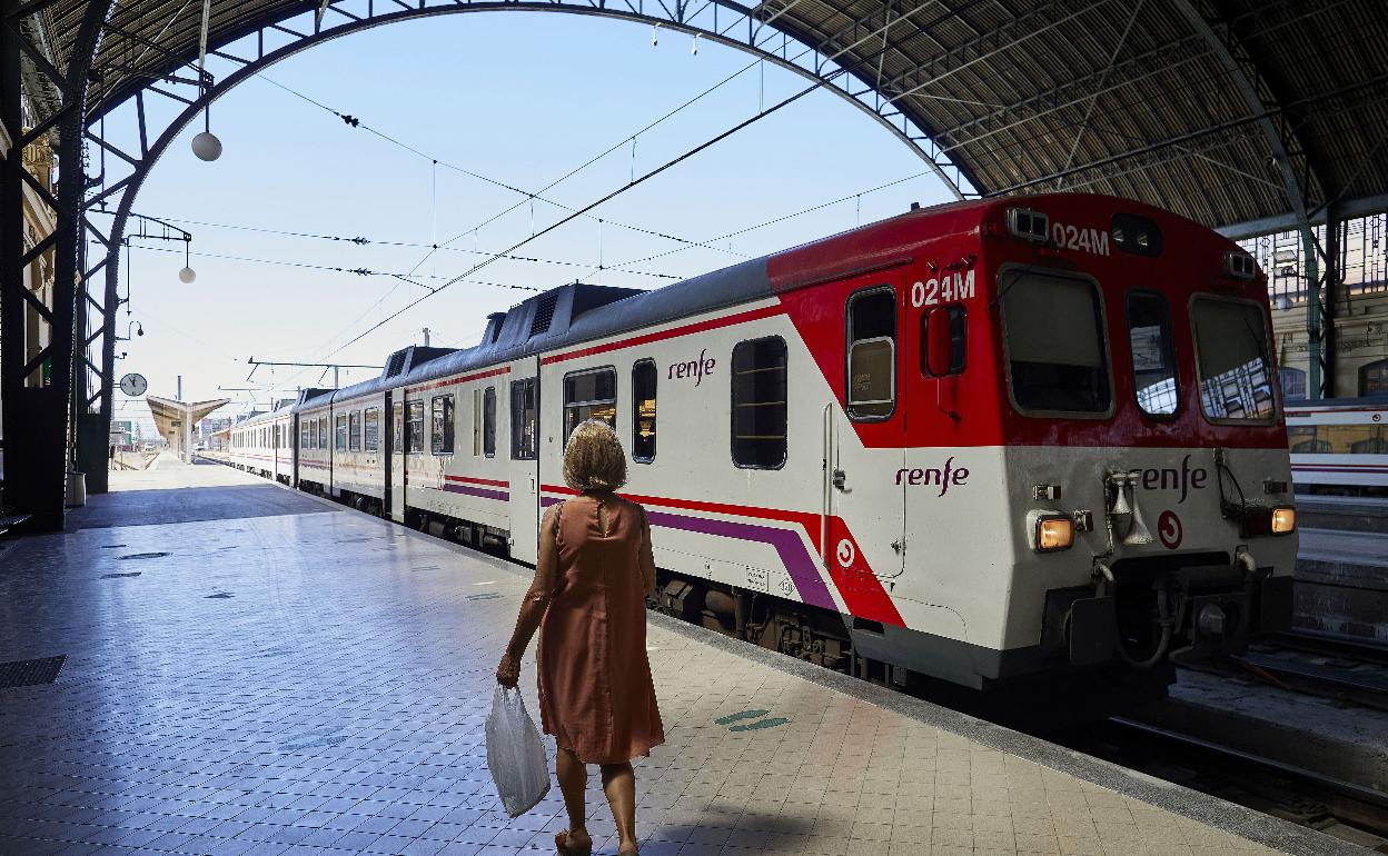 Una mujer se aproxima a un tren de media distancia en la estación del Norte de Valencia. 