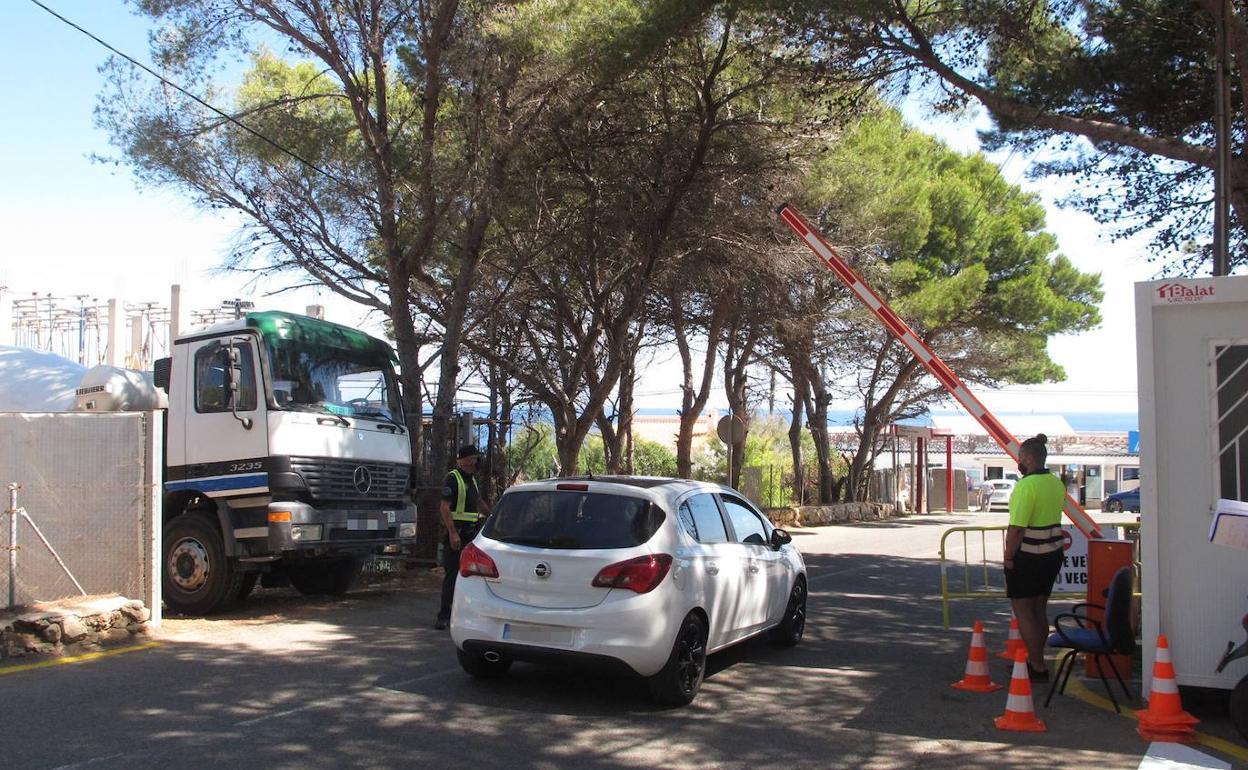 La barrera instalada en la carretera de Les Rotes para restringir el acceso al tramo final. 