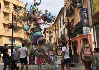 Imagen secundaria 1 - Los ninots toman las calles de Gandia con el temor a la lluvia