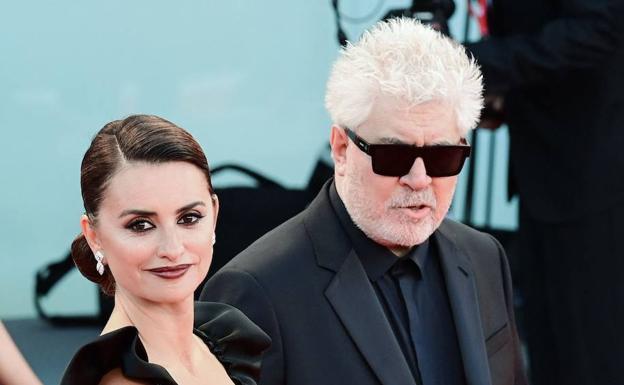 Penélope Cruz y Pedro Almodóvar, en el Festival de Venecia. 