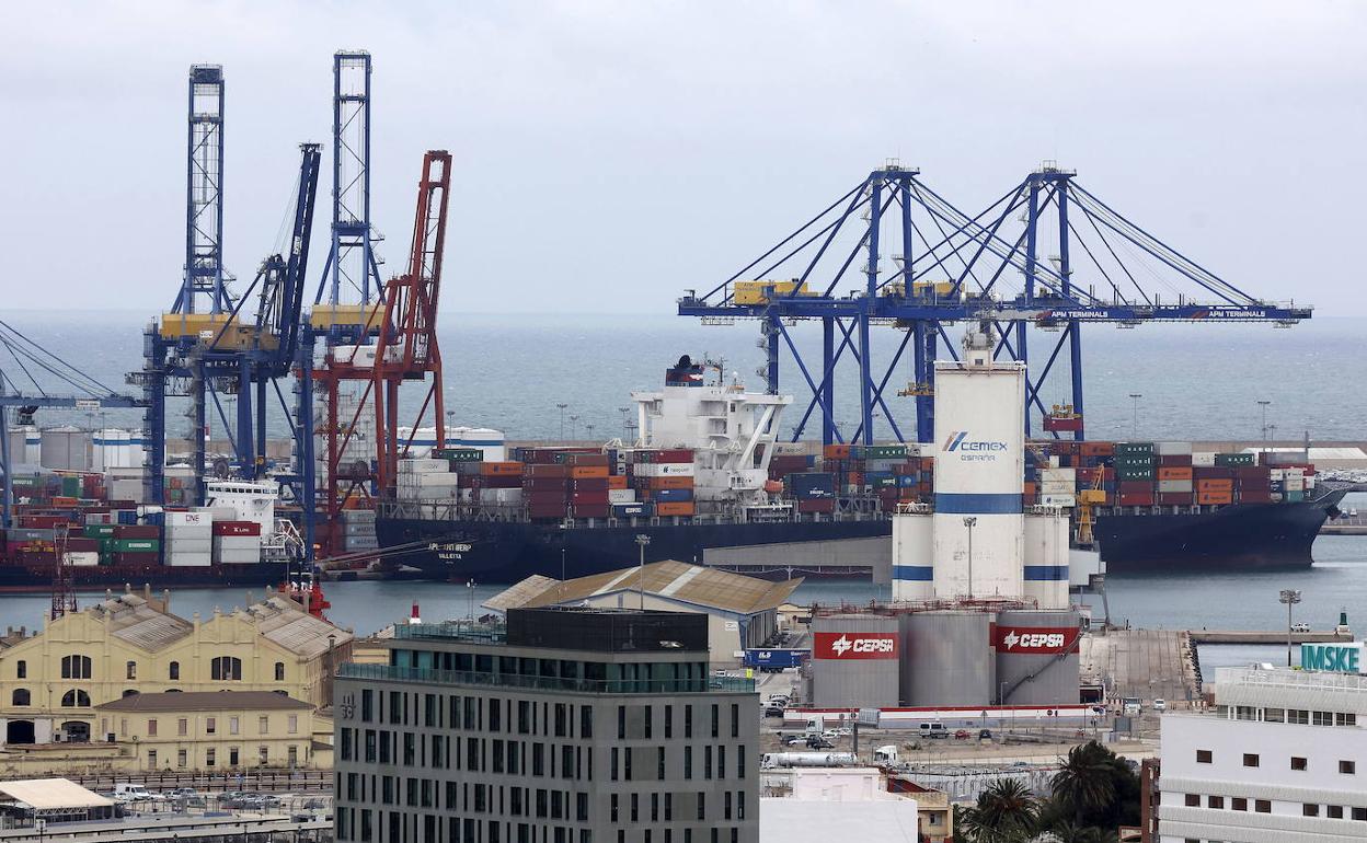 Instalaciones en el puerto de Valencia. 