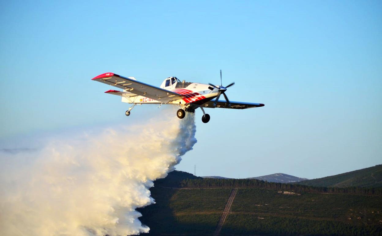 Uno de los aviones de Plysa realiza una descarga de agua en un incendio. 