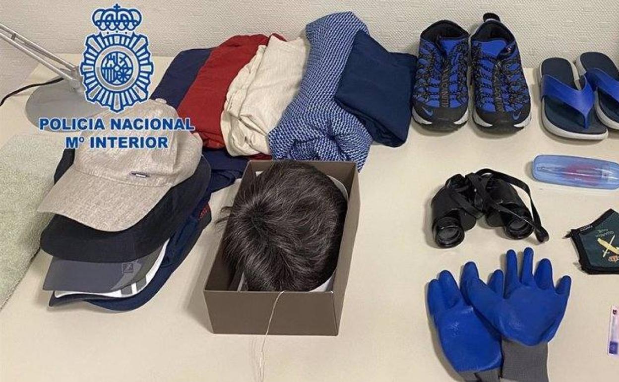 Material encontrado por los agentes en uno de los vehículos que utilizaban para huir. 