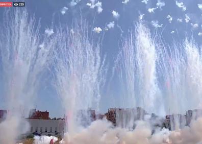 Imagen secundaria 1 - La mascletà de hoy de las Fallas 2021, en directo | Vídeo: así ha sido la mascletá de Pirotecnia Zarzoso en Nazaret del jueves 2 de septiembre