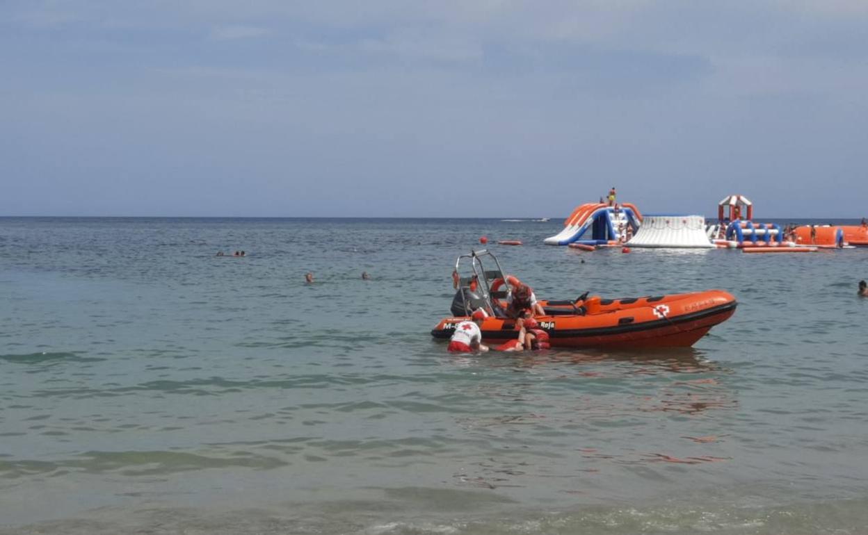 Un simulacro de Cruz Roja en el litoral de Dénia. 