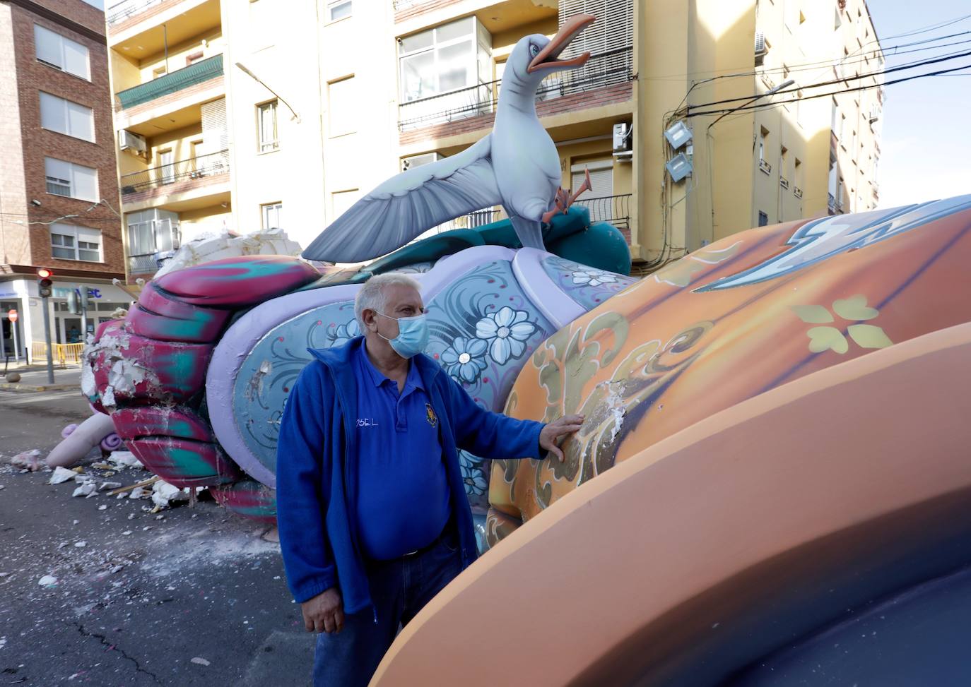 La falla El Charco de Catarroja, destrozada por la lluvia y los propios falleros. 