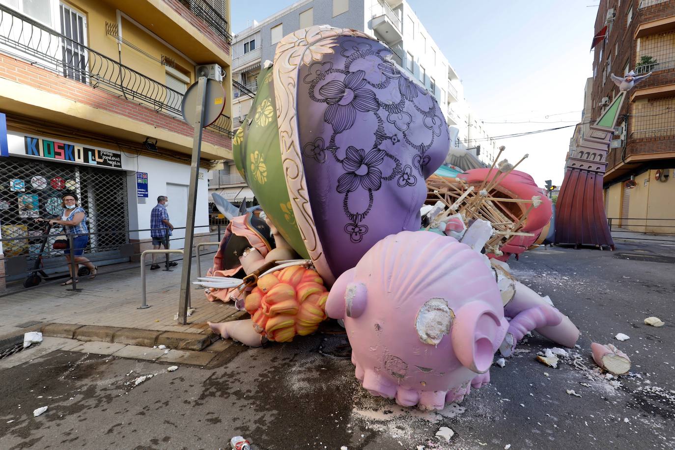 La falla El Charco de Catarroja, destrozada por la lluvia y los propios falleros. 