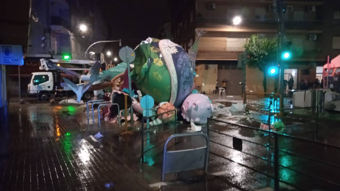 La falla El Charco de Catarroja, destrozada por la lluvia y los propios falleros. 