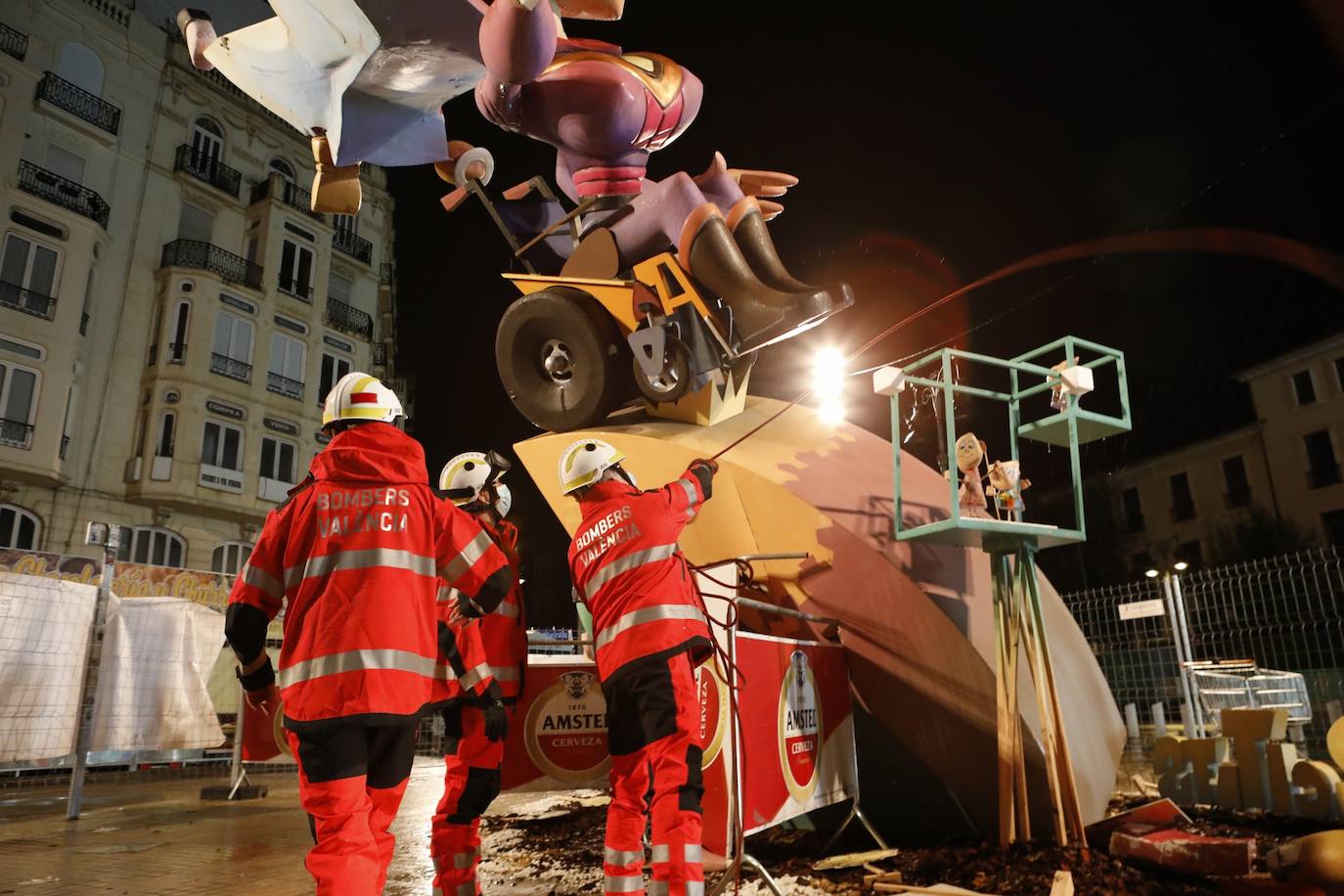 Bomberos trabajan en los destrozos de la falla Ferroviaria