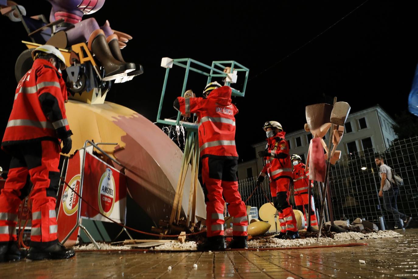 Bomberos trabajan en los destrozos de la falla Ferroviaria