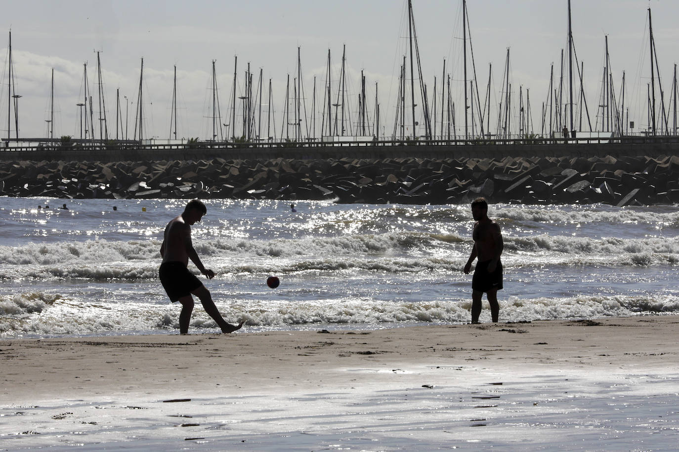 Imagen de la playa de Valencia tras la tormenta provocada por la DANA el 1 de septiembre.