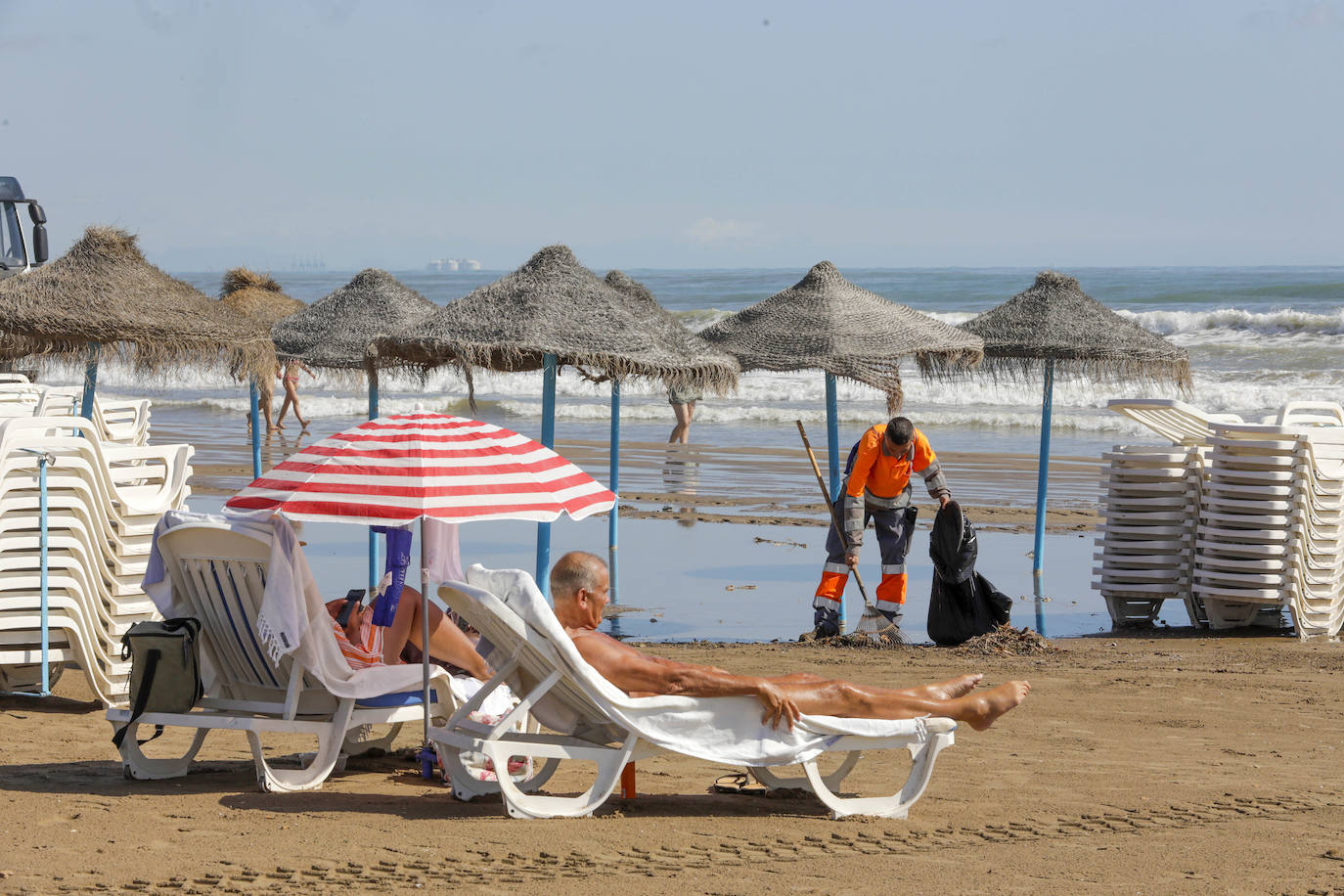 Imagen de la playa de Valencia tras la tormenta provocada por la DANA el 1 de septiembre.