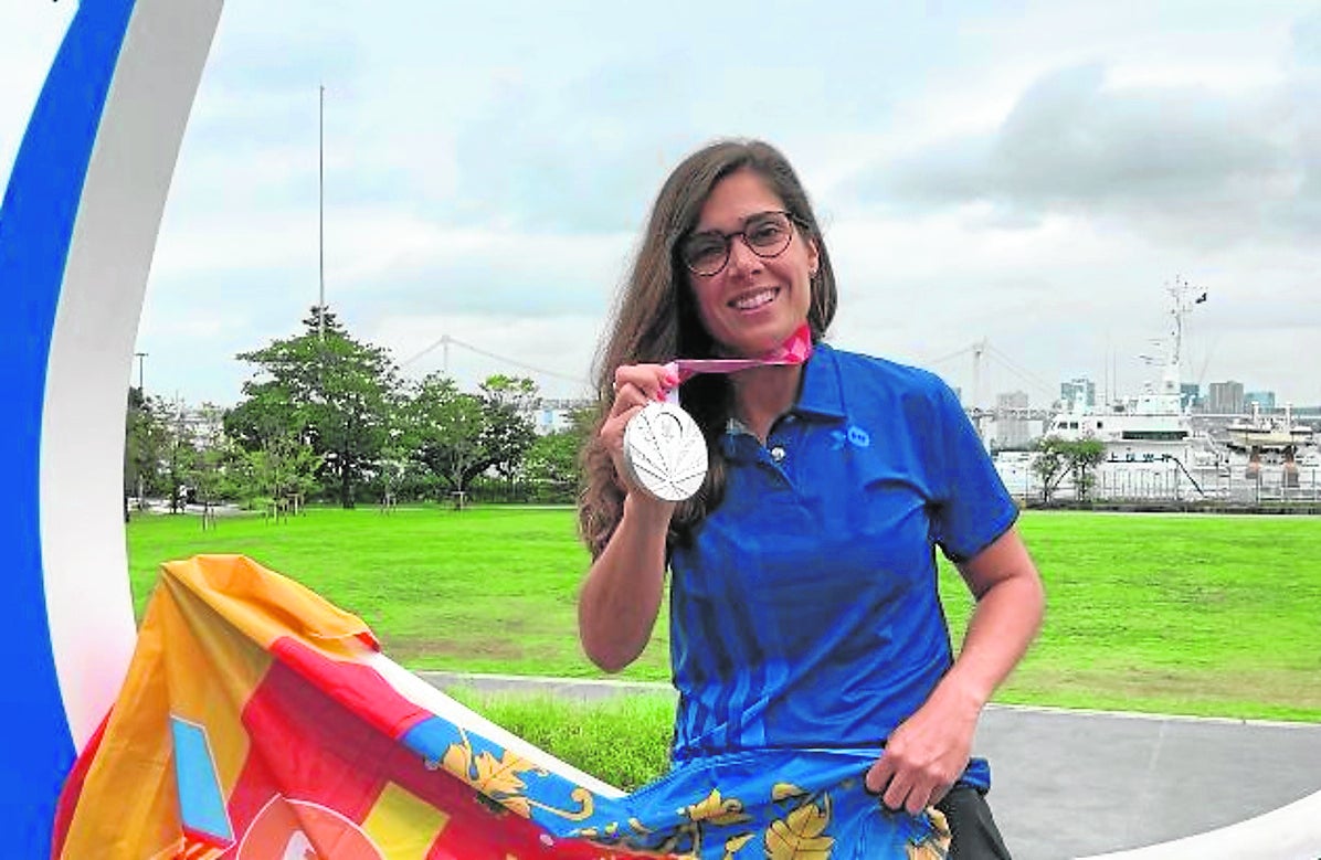 Miriam Martínez posa con su medalla. 