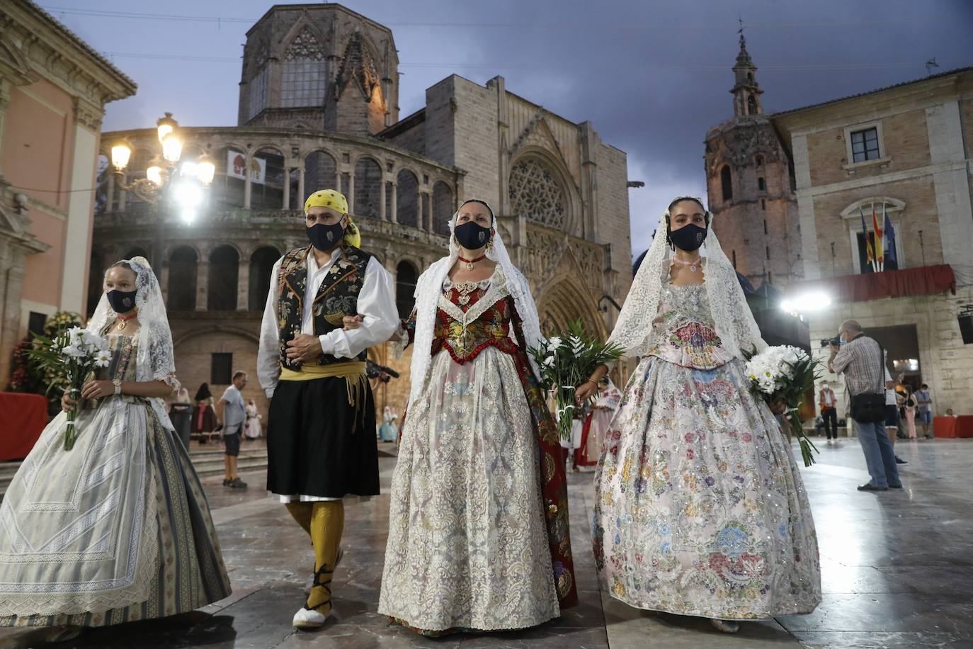 Los falleros se reencuentran con la Virgen este viernes 3 de septiembre, en las que pasarán a la historia como las Fallas más atípicas por las restricciones de la pandemia. Las comisiones vuelven a recorrer las calles de Valencia tras la cancelación de las fiestas el pasado 2020.