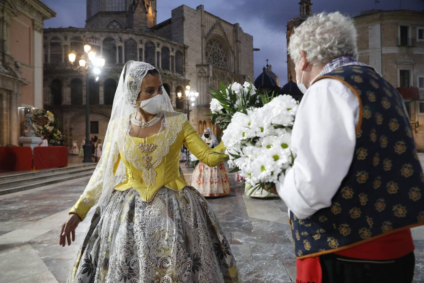 Los falleros se reencuentran con la Virgen este viernes 3 de septiembre, en las que pasarán a la historia como las Fallas más atípicas por las restricciones de la pandemia. Las comisiones vuelven a recorrer las calles de Valencia tras la cancelación de las fiestas el pasado 2020.