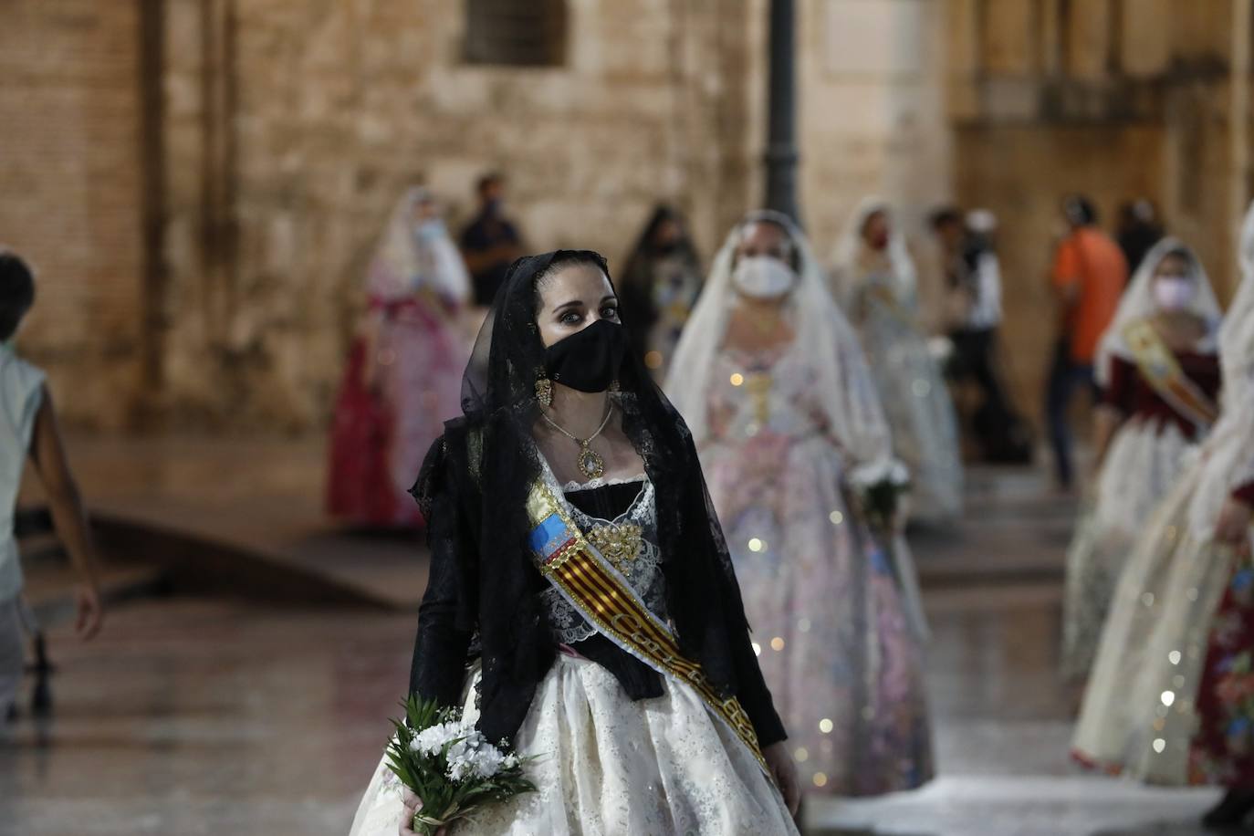 Los falleros se reencuentran con la Virgen este viernes 3 de septiembre, en las que pasarán a la historia como las Fallas más atípicas por las restricciones de la pandemia. Las comisiones vuelven a recorrer las calles de Valencia tras la cancelación de las fiestas el pasado 2020.