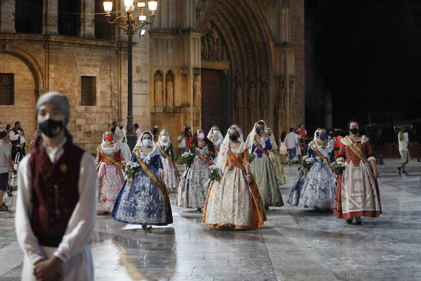 Los falleros se reencuentran con la Virgen este viernes 3 de septiembre, en las que pasarán a la historia como las Fallas más atípicas por las restricciones de la pandemia. Las comisiones vuelven a recorrer las calles de Valencia tras la cancelación de las fiestas el pasado 2020.