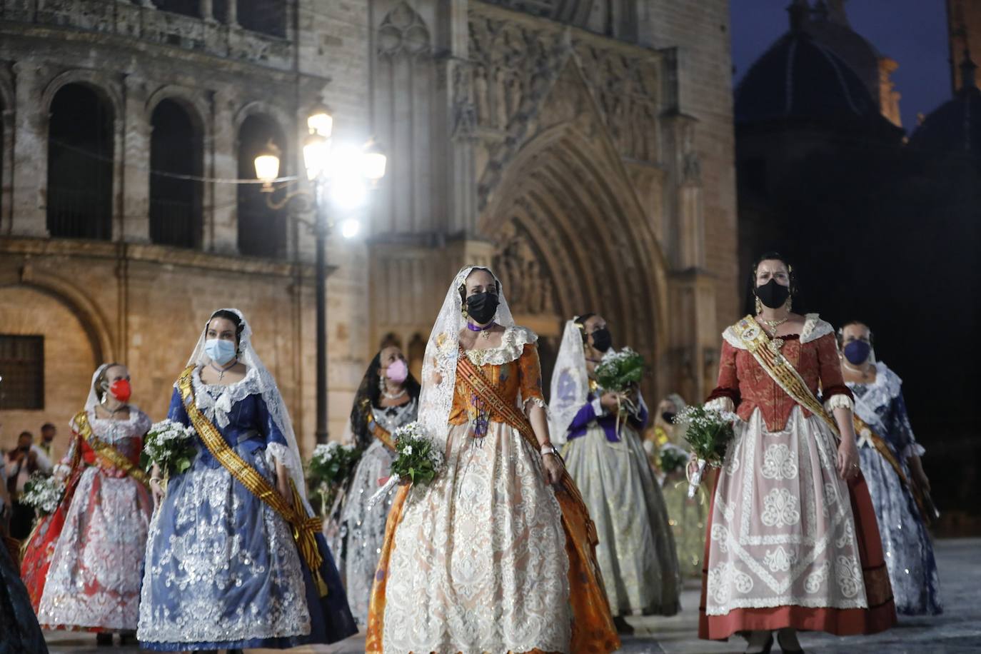 Los falleros se reencuentran con la Virgen este viernes 3 de septiembre, en las que pasarán a la historia como las Fallas más atípicas por las restricciones de la pandemia. Las comisiones vuelven a recorrer las calles de Valencia tras la cancelación de las fiestas el pasado 2020.