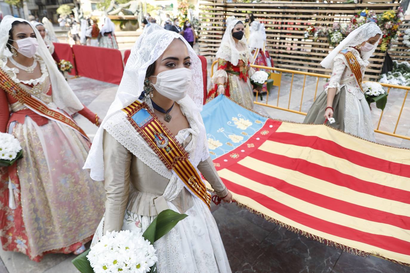 Los falleros se reencuentran con la Virgen este viernes 3 de septiembre, en las que pasarán a la historia como las Fallas más atípicas por las restricciones de la pandemia. Las comisiones vuelven a recorrer las calles de Valencia tras la cancelación de las fiestas el pasado 2020.