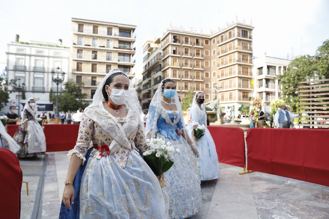 Los falleros se reencuentran con la Virgen este viernes 3 de septiembre, en las que pasarán a la historia como las Fallas más atípicas por las restricciones de la pandemia. Las comisiones vuelven a recorrer las calles de Valencia tras la cancelación de las fiestas el pasado 2020.