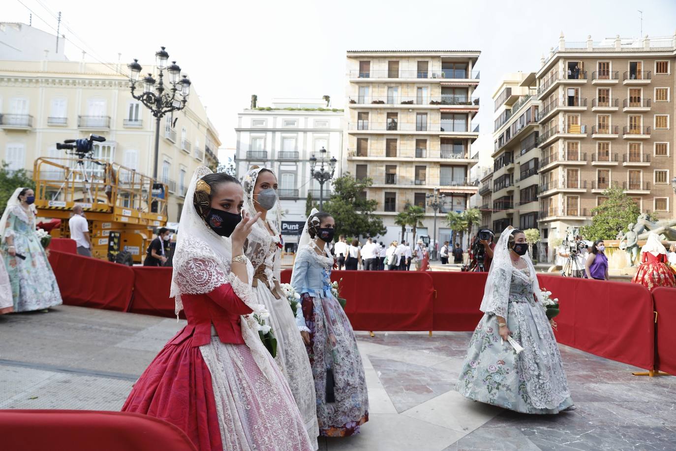 Los falleros se reencuentran con la Virgen este viernes 3 de septiembre, en las que pasarán a la historia como las Fallas más atípicas por las restricciones de la pandemia. Las comisiones vuelven a recorrer las calles de Valencia tras la cancelación de las fiestas el pasado 2020.