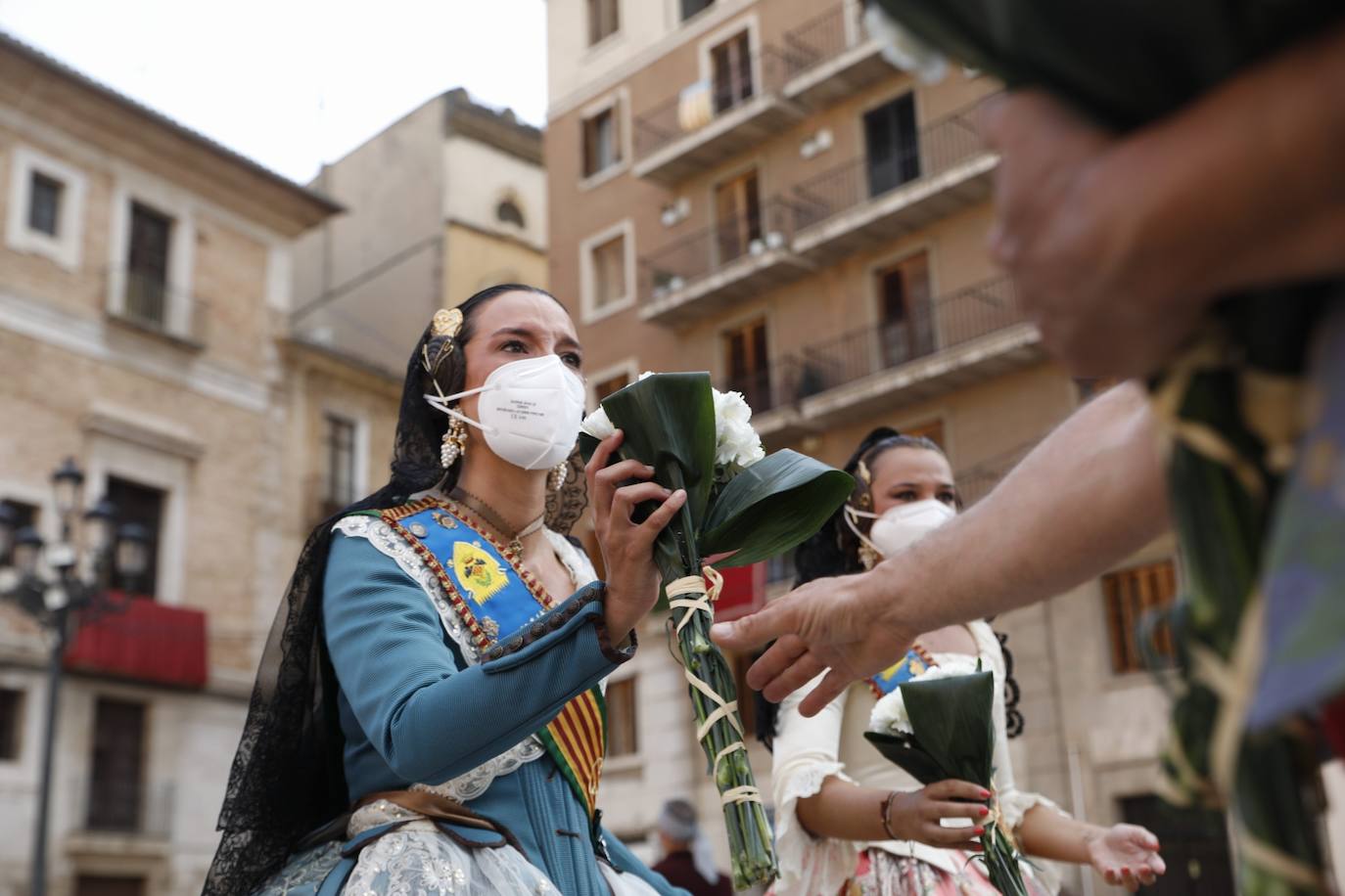 Los falleros se reencuentran con la Virgen este viernes 3 de septiembre, en las que pasarán a la historia como las Fallas más atípicas por las restricciones de la pandemia. Las comisiones vuelven a recorrer las calles de Valencia tras la cancelación de las fiestas el pasado 2020.