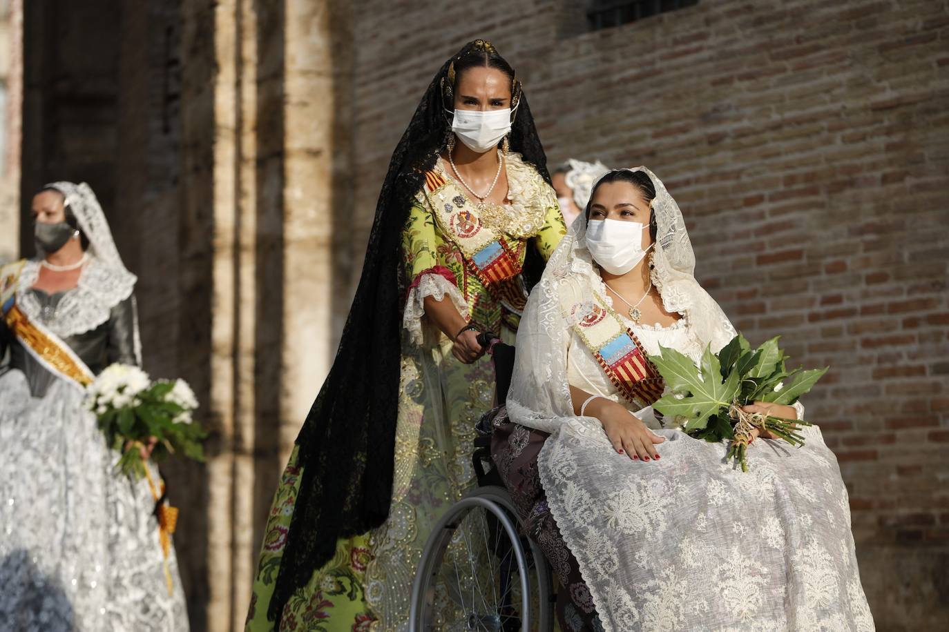 Los falleros se reencuentran con la Virgen este viernes 3 de septiembre, en las que pasarán a la historia como las Fallas más atípicas por las restricciones de la pandemia. Las comisiones vuelven a recorrer las calles de Valencia tras la cancelación de las fiestas el pasado 2020.