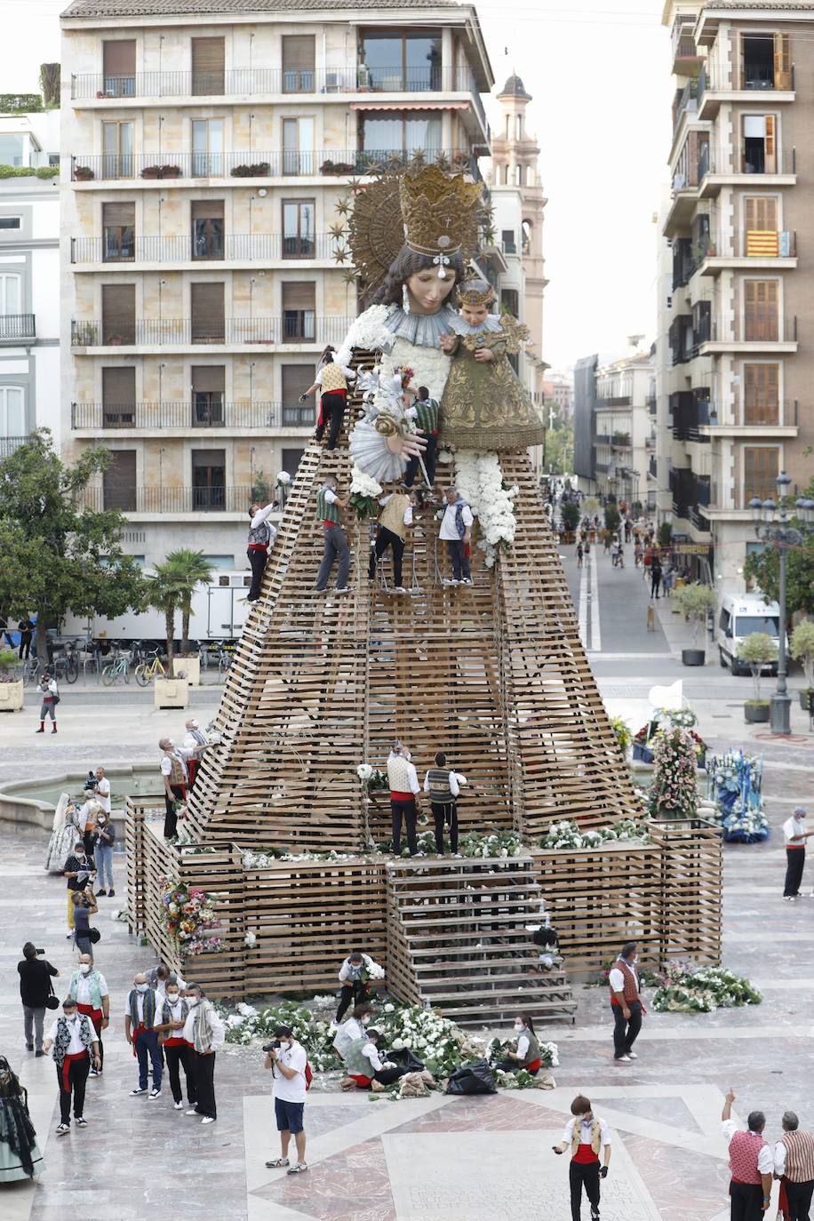 Los falleros se reencuentran con la Virgen este viernes 3 de septiembre, en las que pasarán a la historia como las Fallas más atípicas por las restricciones de la pandemia. Las comisiones vuelven a recorrer las calles de Valencia tras la cancelación de las fiestas el pasado 2020.