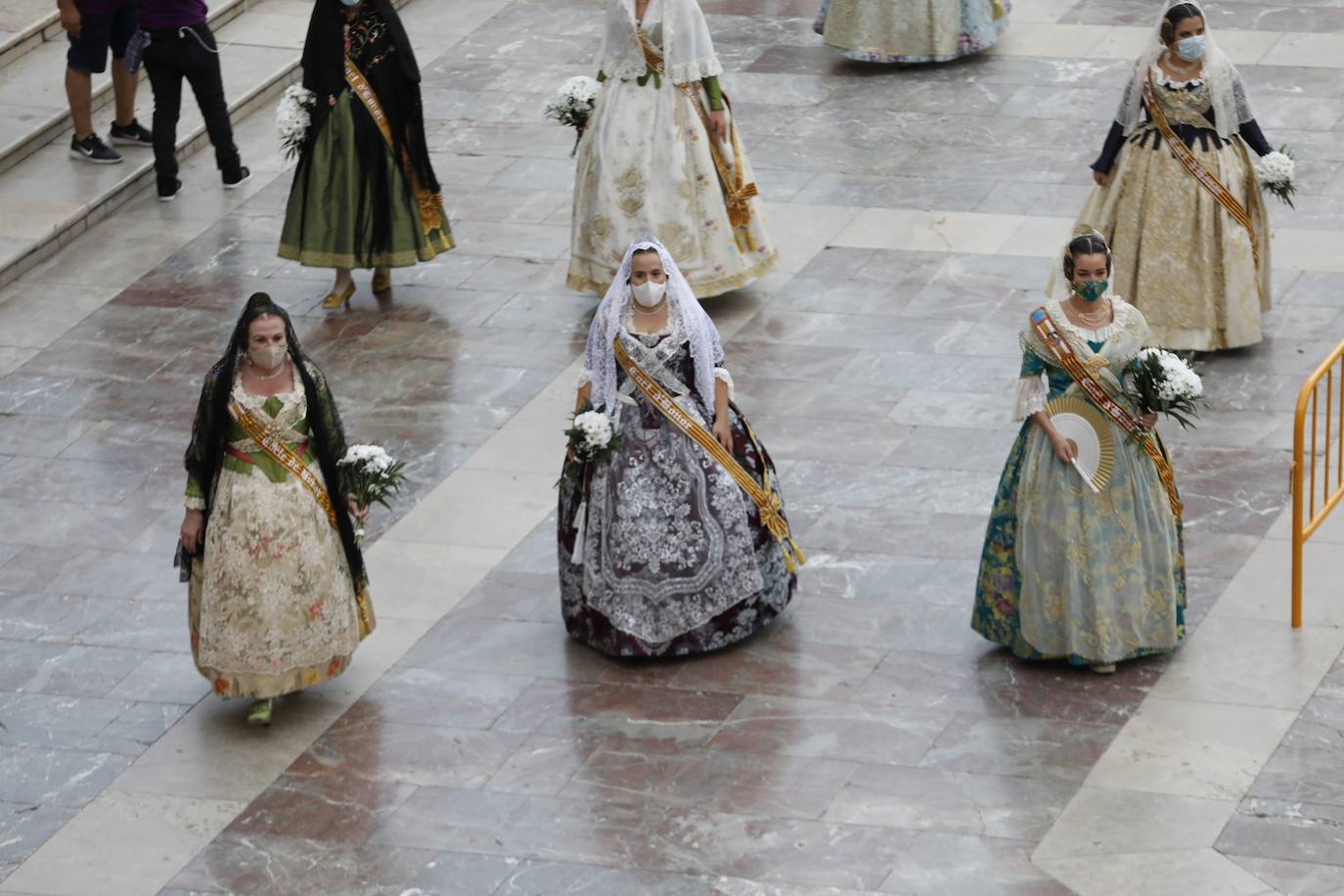 Los falleros se reencuentran con la Virgen este viernes 3 de septiembre, en las que pasarán a la historia como las Fallas más atípicas por las restricciones de la pandemia. Las comisiones vuelven a recorrer las calles de Valencia tras la cancelación de las fiestas el pasado 2020.