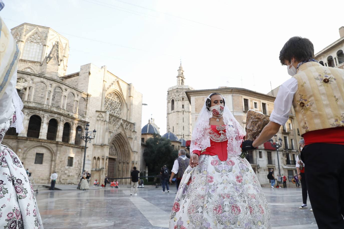 Los falleros se reencuentran con la Virgen este viernes 3 de septiembre, en las que pasarán a la historia como las Fallas más atípicas por las restricciones de la pandemia. Las comisiones vuelven a recorrer las calles de Valencia tras la cancelación de las fiestas el pasado 2020.