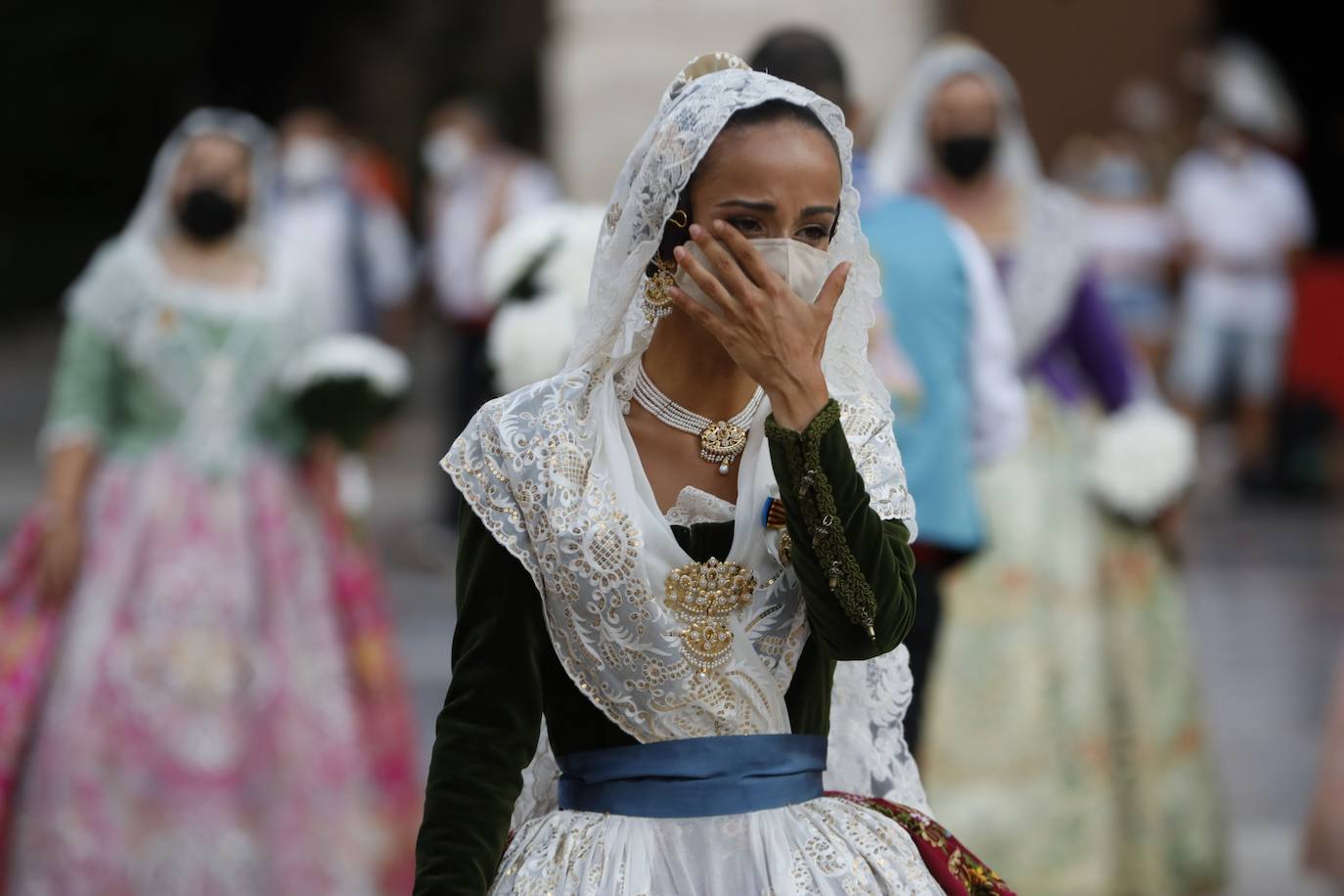 Los falleros se reencuentran con la Virgen este viernes 3 de septiembre, en las que pasarán a la historia como las Fallas más atípicas por las restricciones de la pandemia. Las comisiones vuelven a recorrer las calles de Valencia tras la cancelación de las fiestas el pasado 2020.