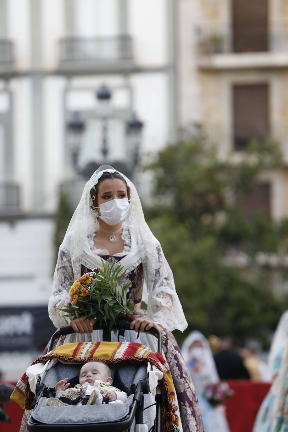 Los falleros se reencuentran con la Virgen este viernes 3 de septiembre, en las que pasarán a la historia como las Fallas más atípicas por las restricciones de la pandemia. Las comisiones vuelven a recorrer las calles de Valencia tras la cancelación de las fiestas el pasado 2020.