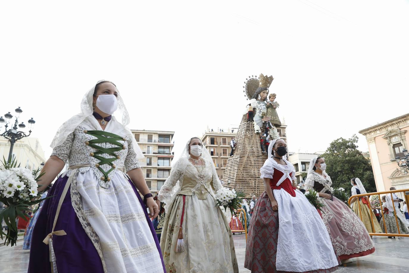 Los falleros se reencuentran con la Virgen este viernes 3 de septiembre, en las que pasarán a la historia como las Fallas más atípicas por las restricciones de la pandemia. Las comisiones vuelven a recorrer las calles de Valencia tras la cancelación de las fiestas el pasado 2020.