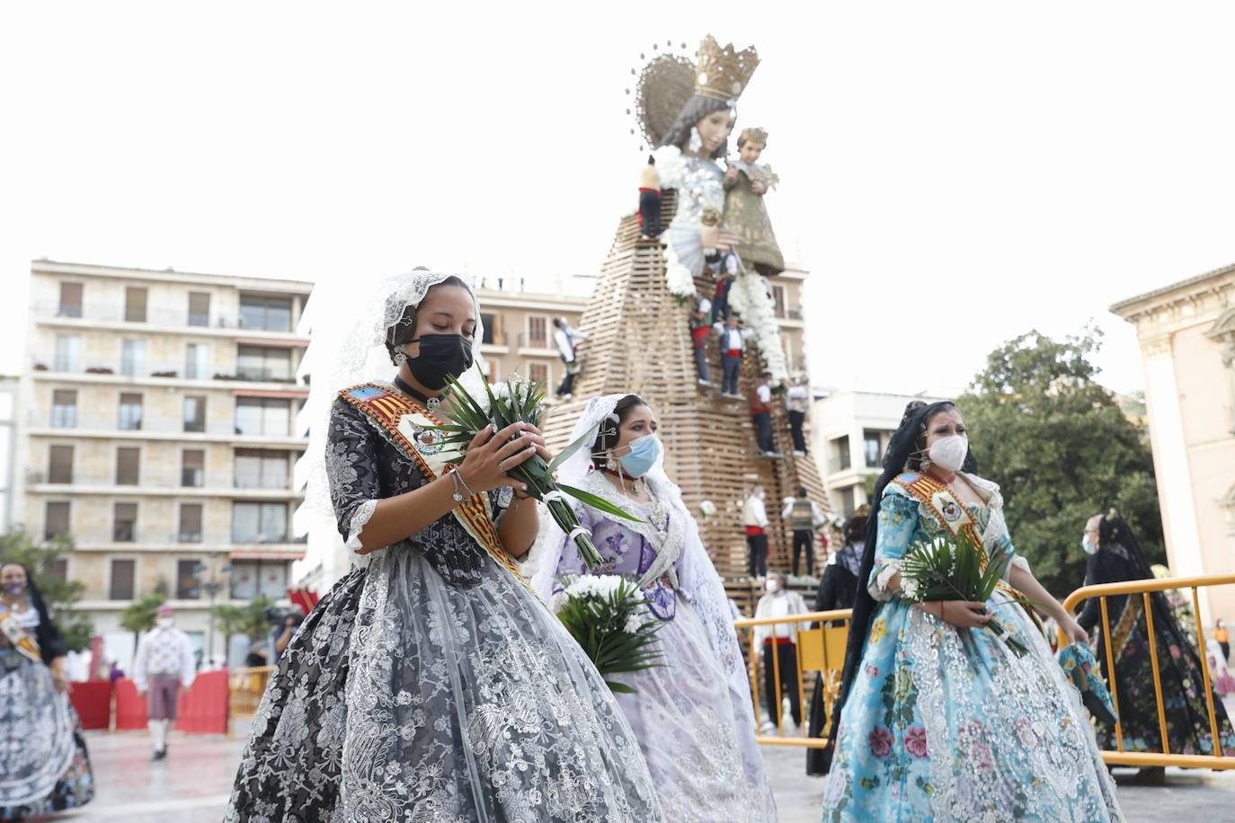 Los falleros se reencuentran con la Virgen este viernes 3 de septiembre, en las que pasarán a la historia como las Fallas más atípicas por las restricciones de la pandemia. Las comisiones vuelven a recorrer las calles de Valencia tras la cancelación de las fiestas el pasado 2020.